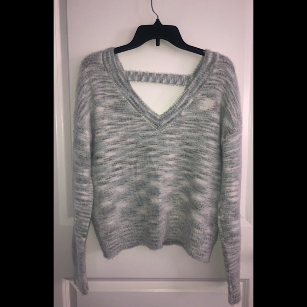 🛍 Jessica Simpson sweater
